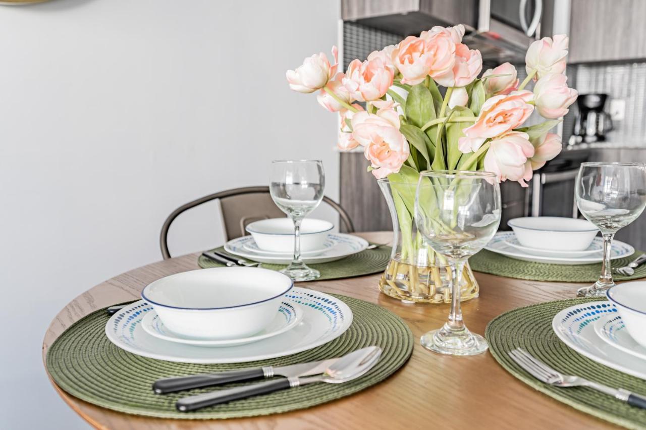 Condo In Parklawn & Lake Shore With Free Parking Close To Airport 토론토 외부 사진