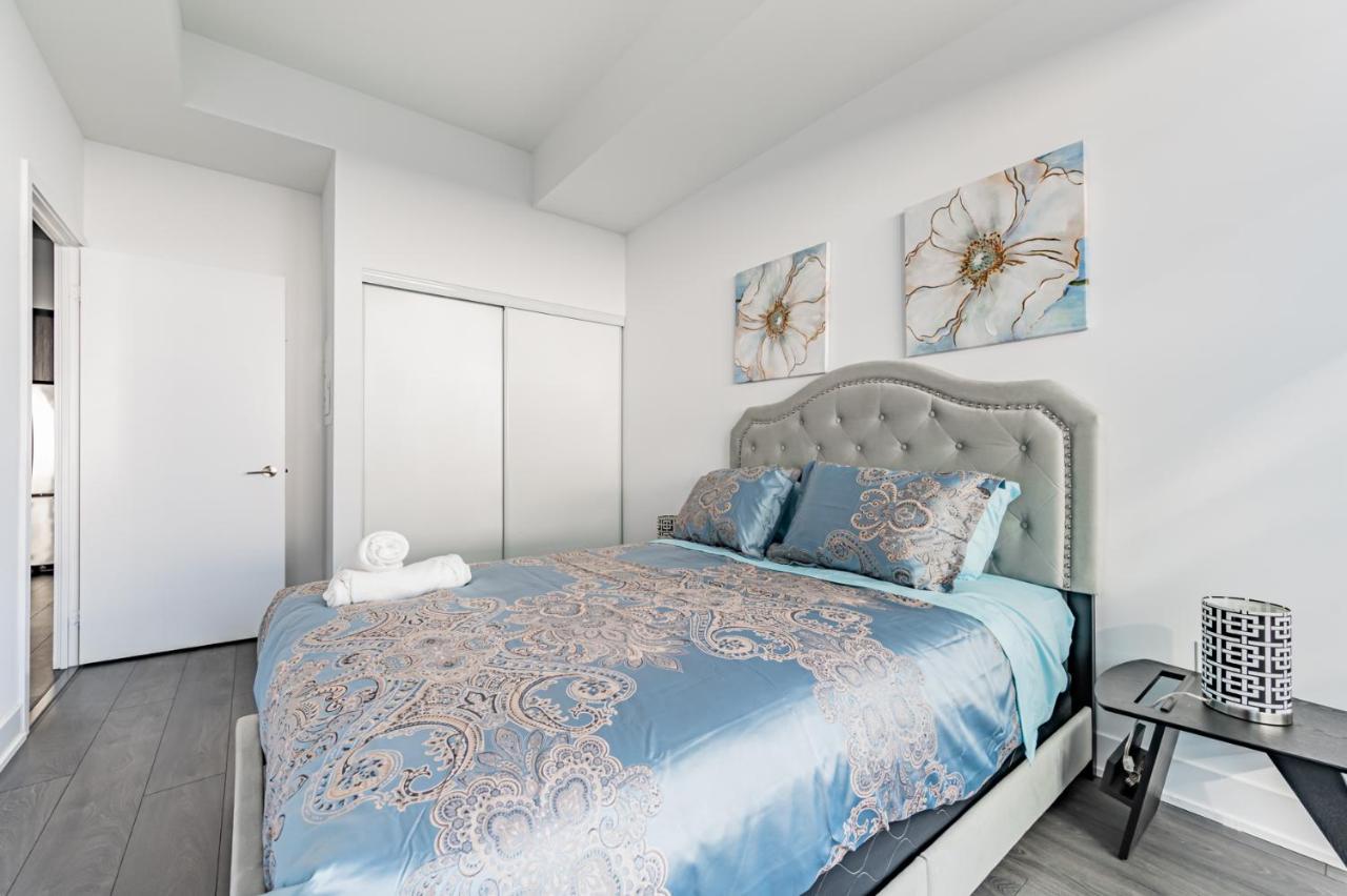 Condo In Parklawn & Lake Shore With Free Parking Close To Airport 토론토 외부 사진