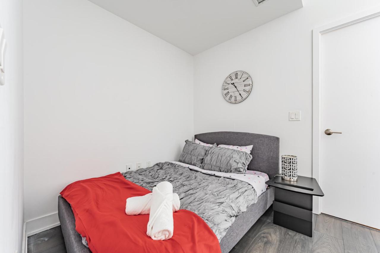 Condo In Parklawn & Lake Shore With Free Parking Close To Airport 토론토 외부 사진
