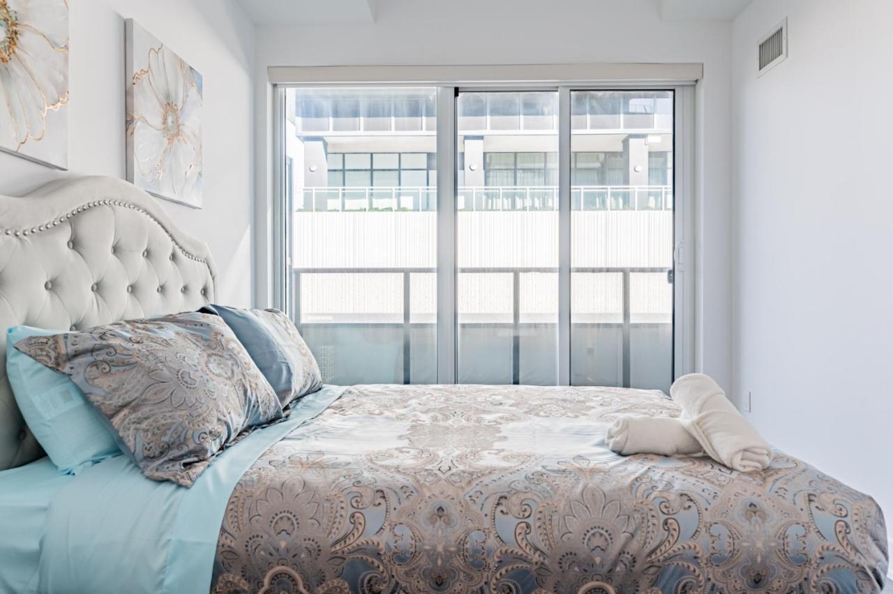 Condo In Parklawn & Lake Shore With Free Parking Close To Airport 토론토 외부 사진