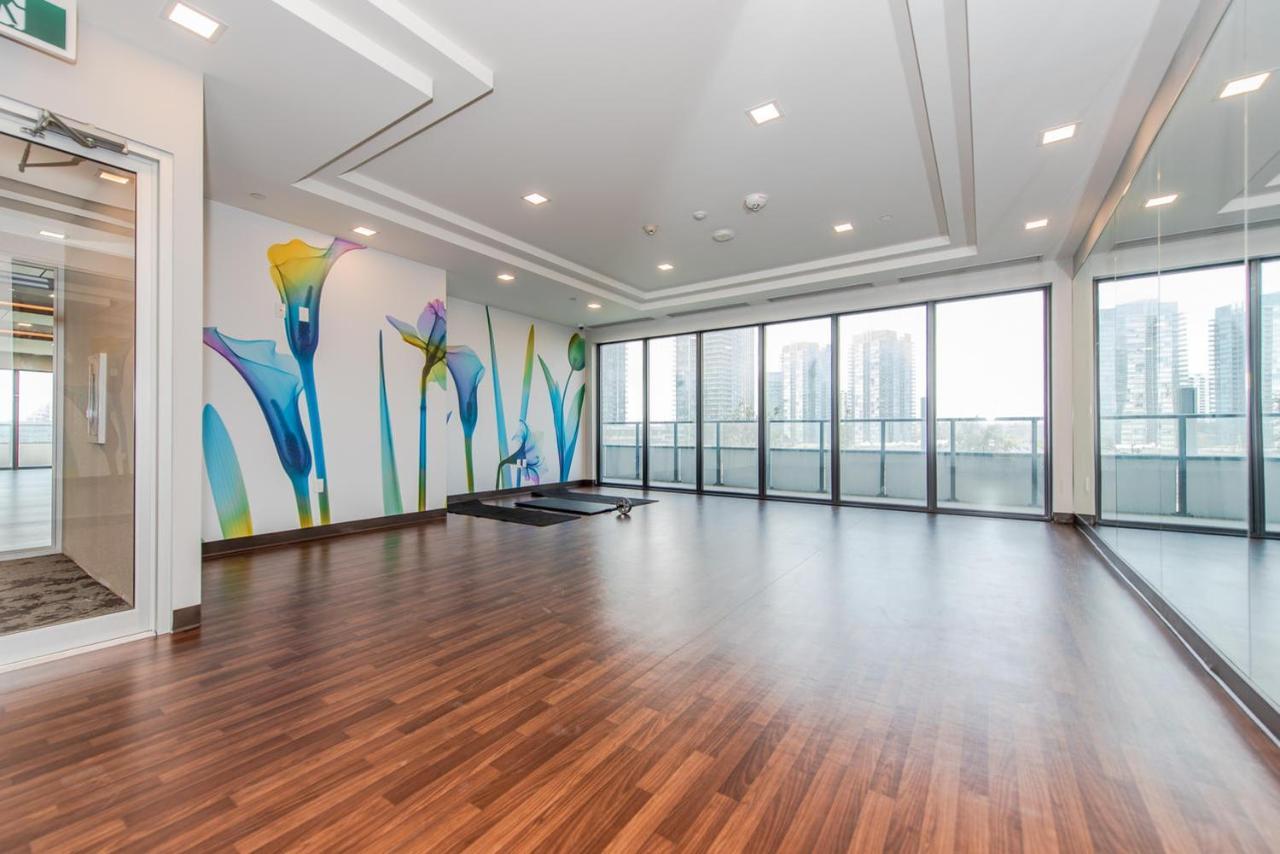 Condo In Parklawn & Lake Shore With Free Parking Close To Airport 토론토 외부 사진