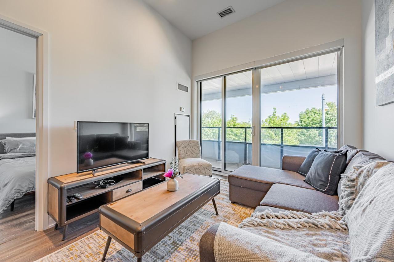 Condo In Parklawn & Lake Shore With Free Parking Close To Airport 토론토 외부 사진