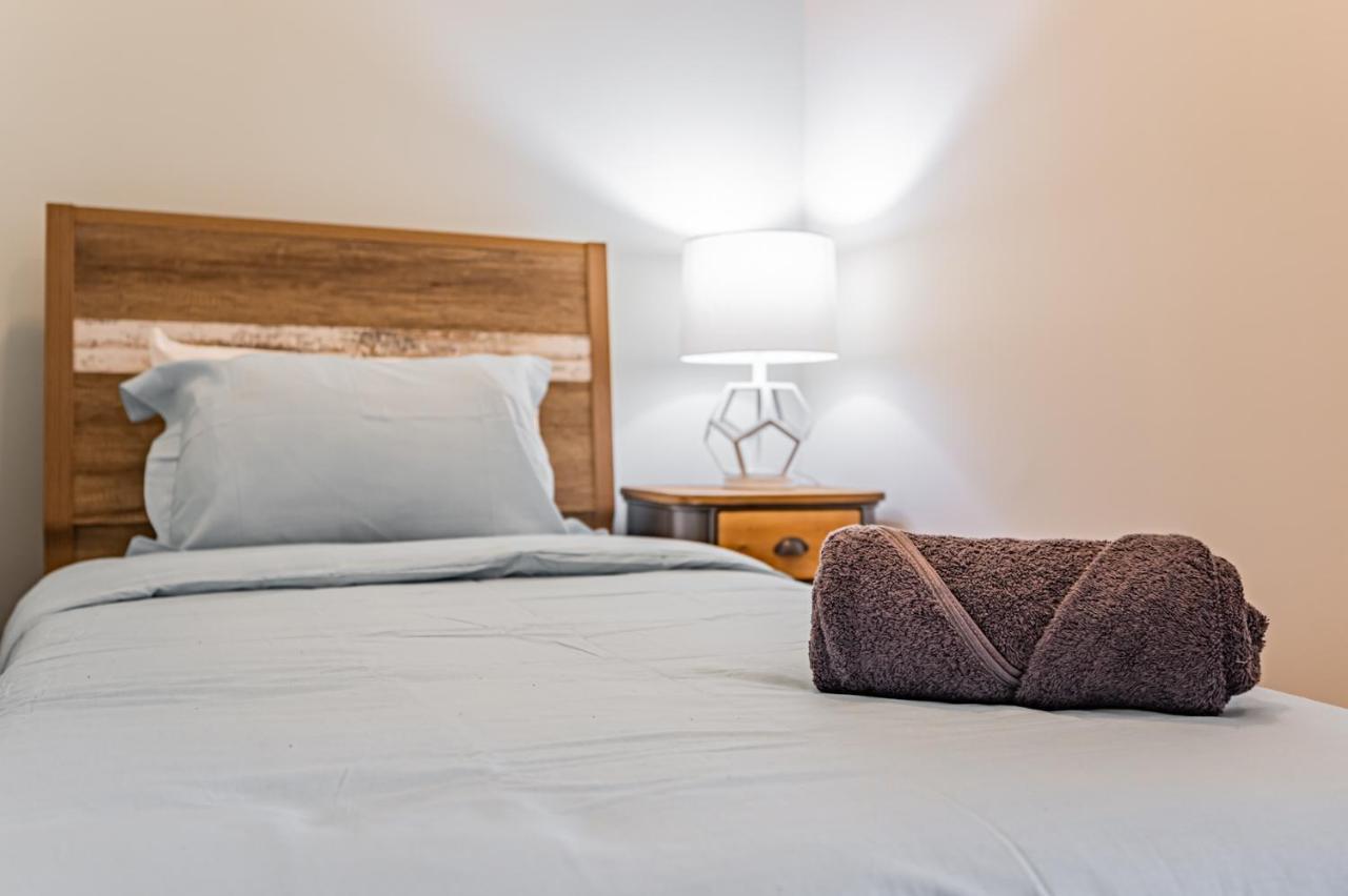 Condo In Parklawn & Lake Shore With Free Parking Close To Airport 토론토 외부 사진