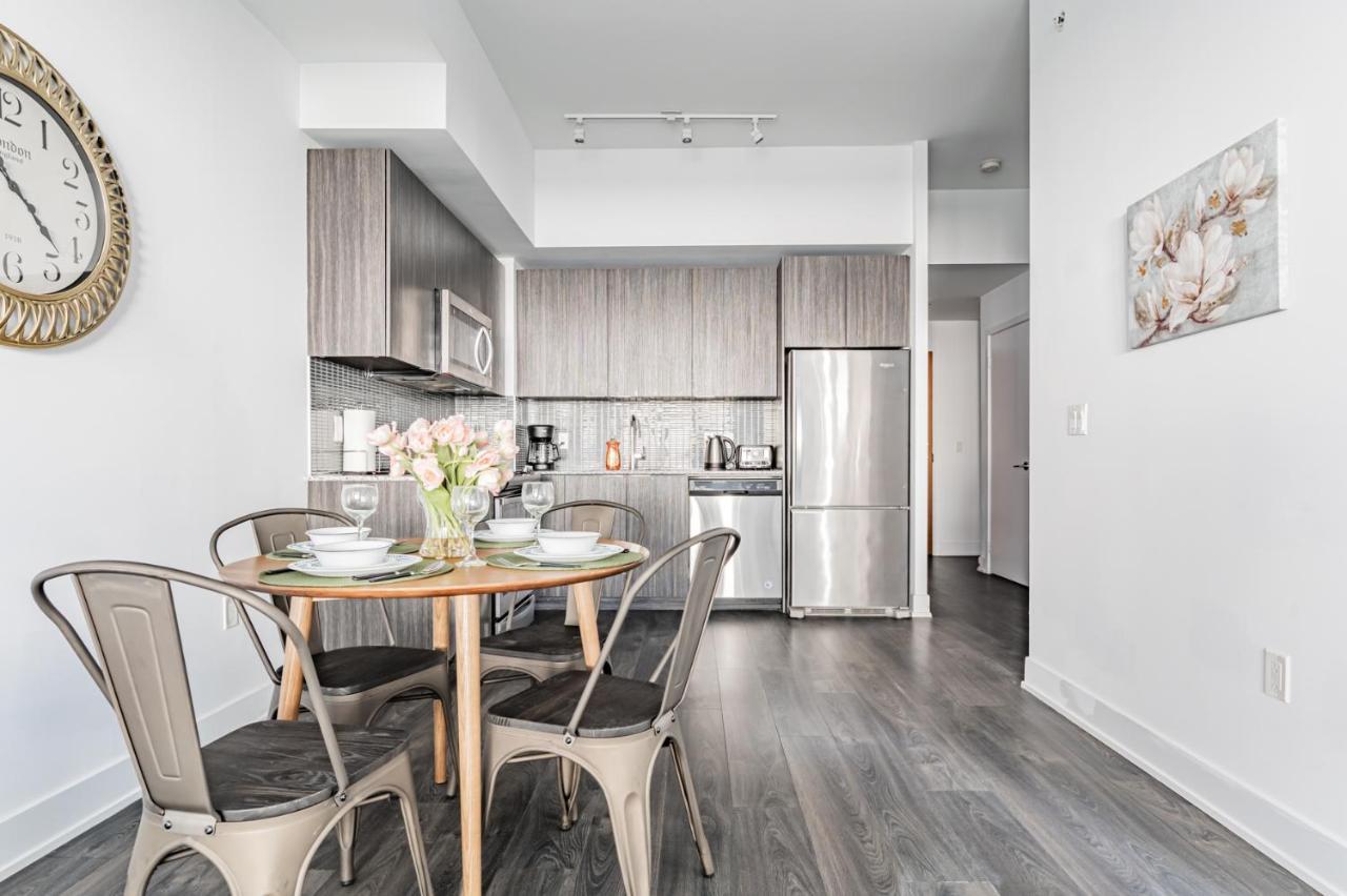 Condo In Parklawn & Lake Shore With Free Parking Close To Airport 토론토 외부 사진