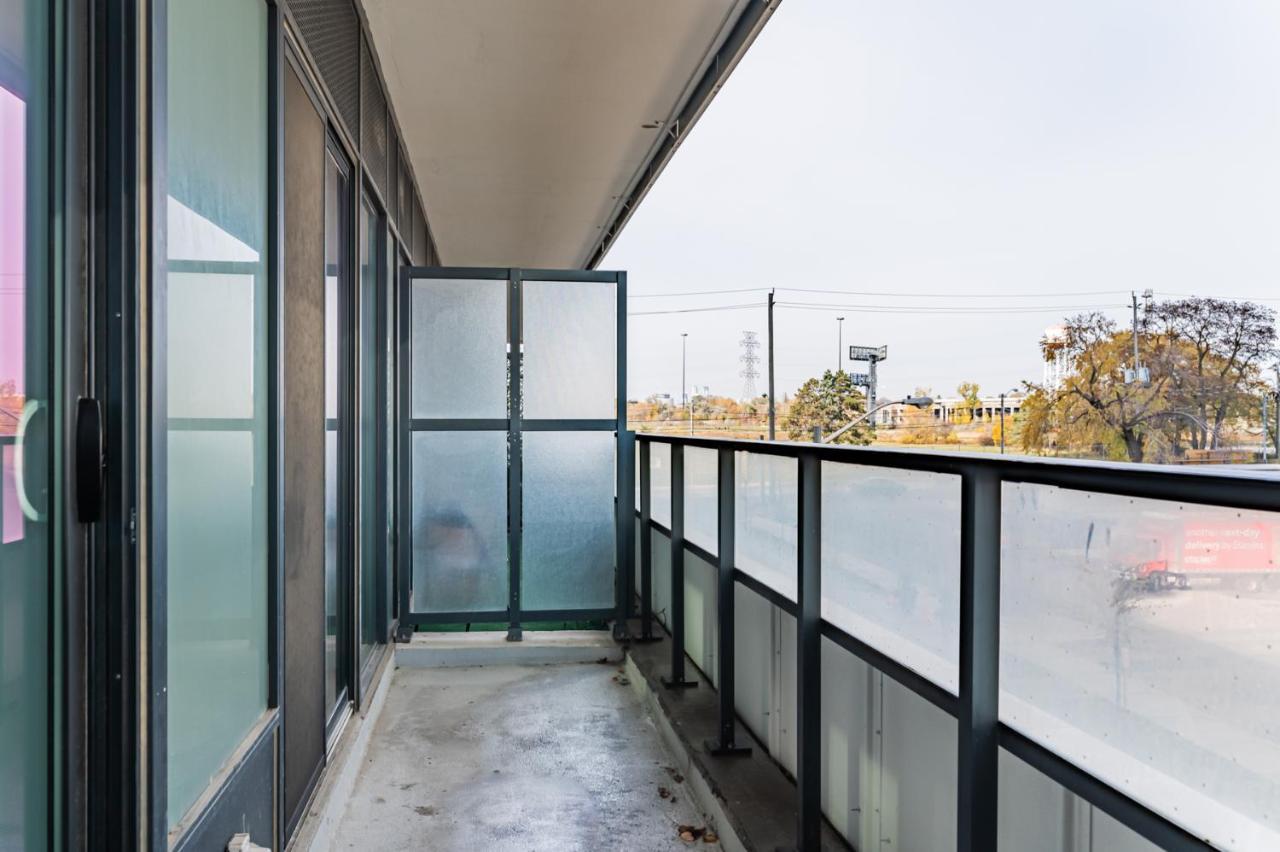 Condo In Parklawn & Lake Shore With Free Parking Close To Airport 토론토 외부 사진