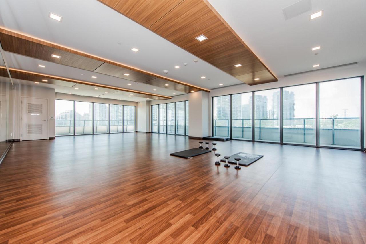 Condo In Parklawn & Lake Shore With Free Parking Close To Airport 토론토 외부 사진