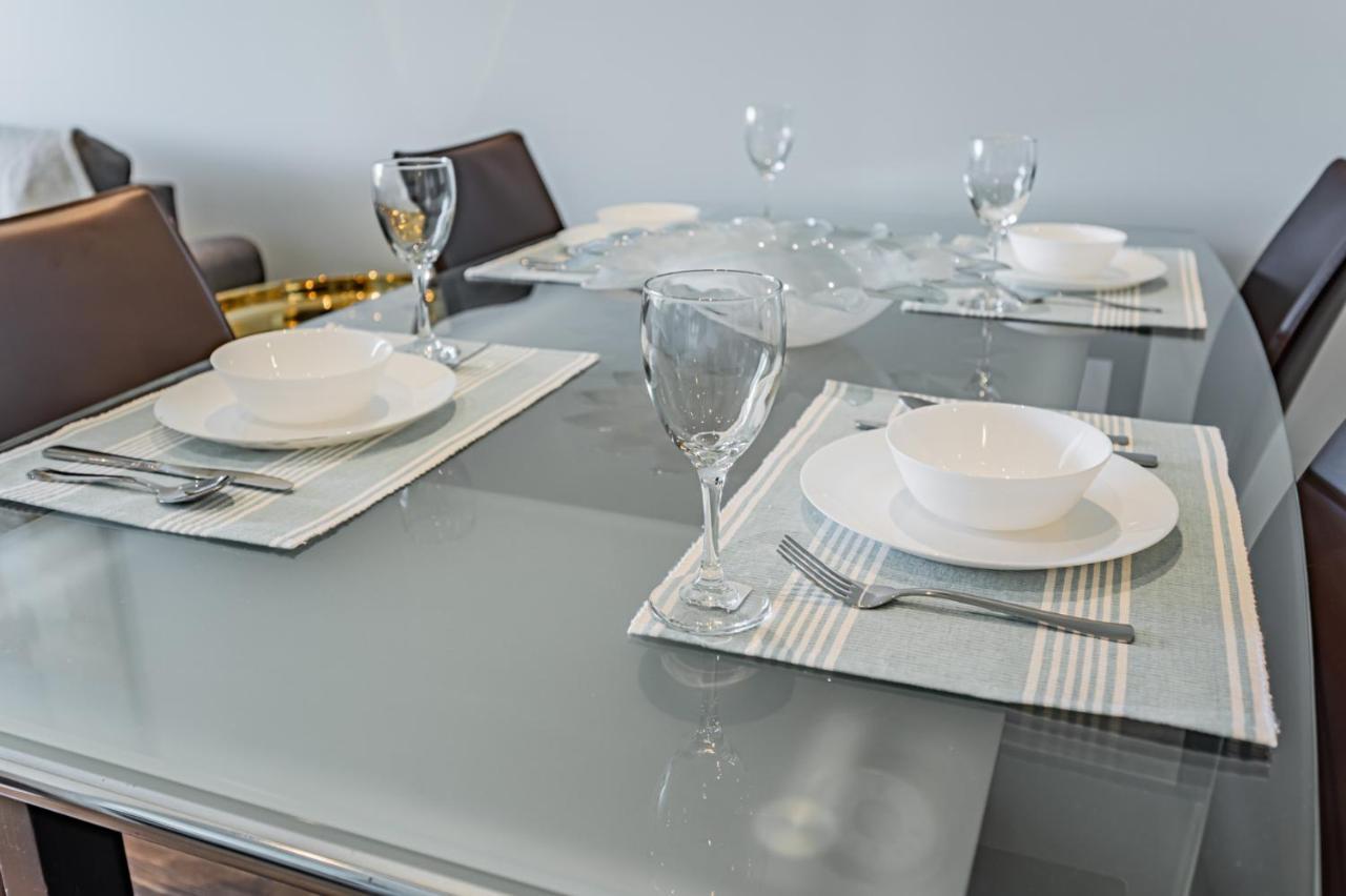 Condo In Parklawn & Lake Shore With Free Parking Close To Airport 토론토 외부 사진
