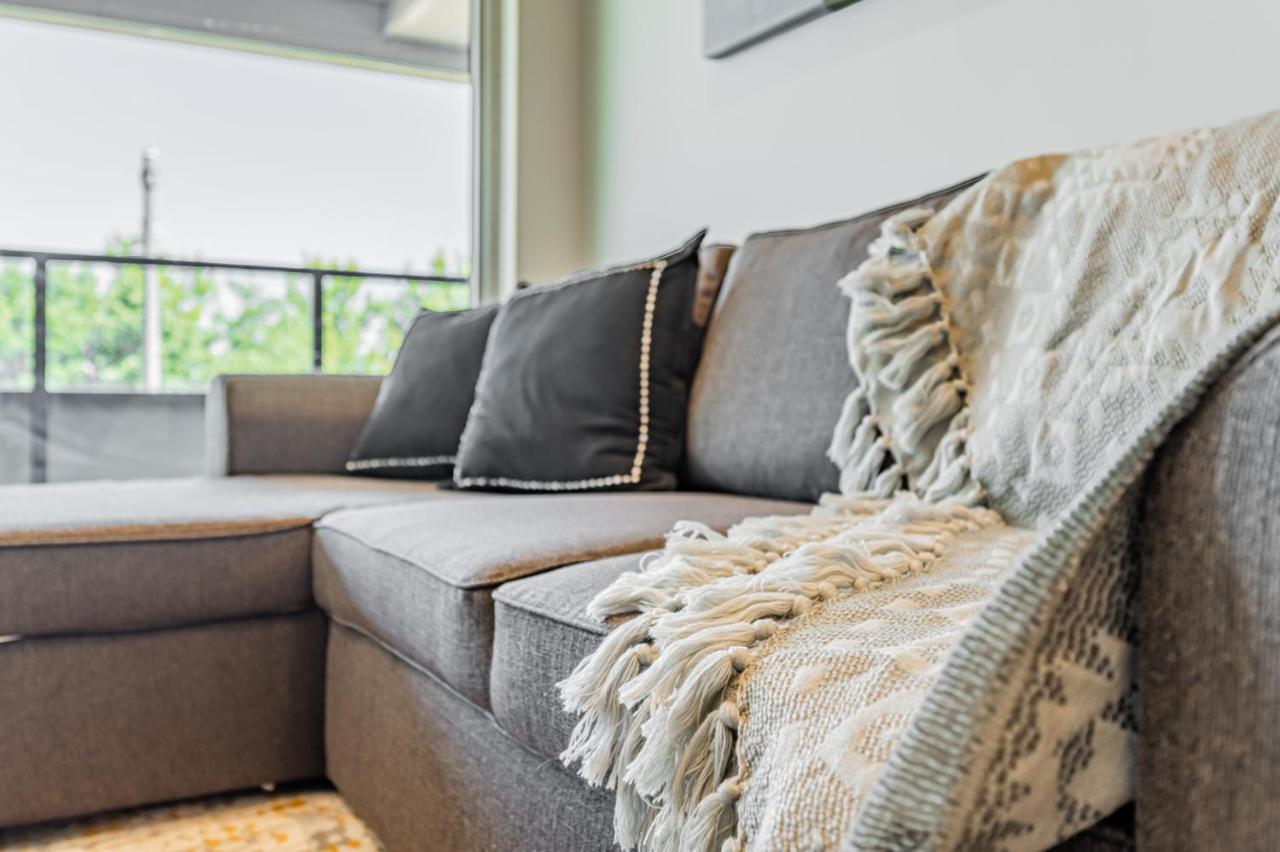 Condo In Parklawn & Lake Shore With Free Parking Close To Airport 토론토 외부 사진