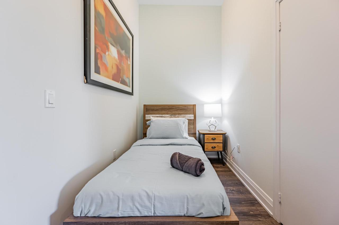 Condo In Parklawn & Lake Shore With Free Parking Close To Airport 토론토 외부 사진