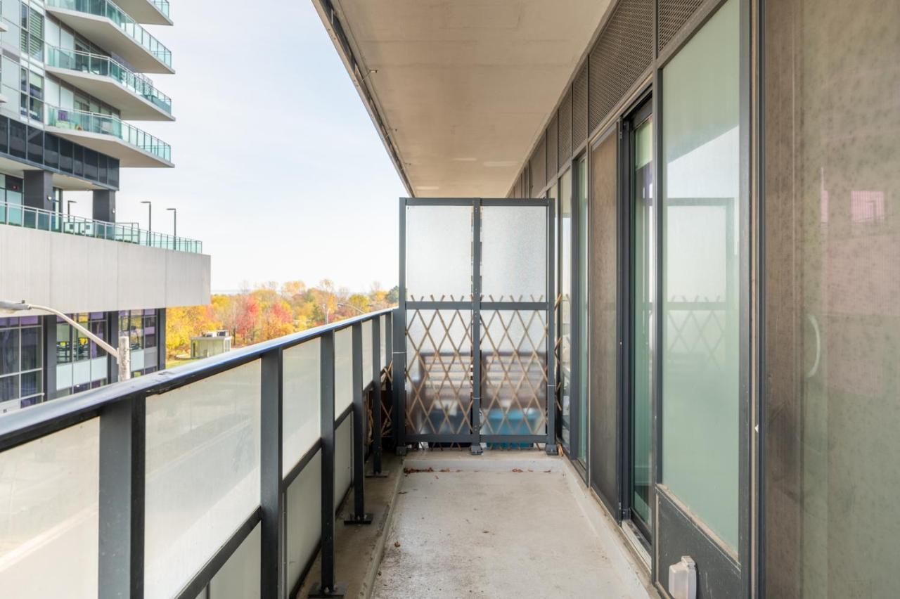 Condo In Parklawn & Lake Shore With Free Parking Close To Airport 토론토 외부 사진