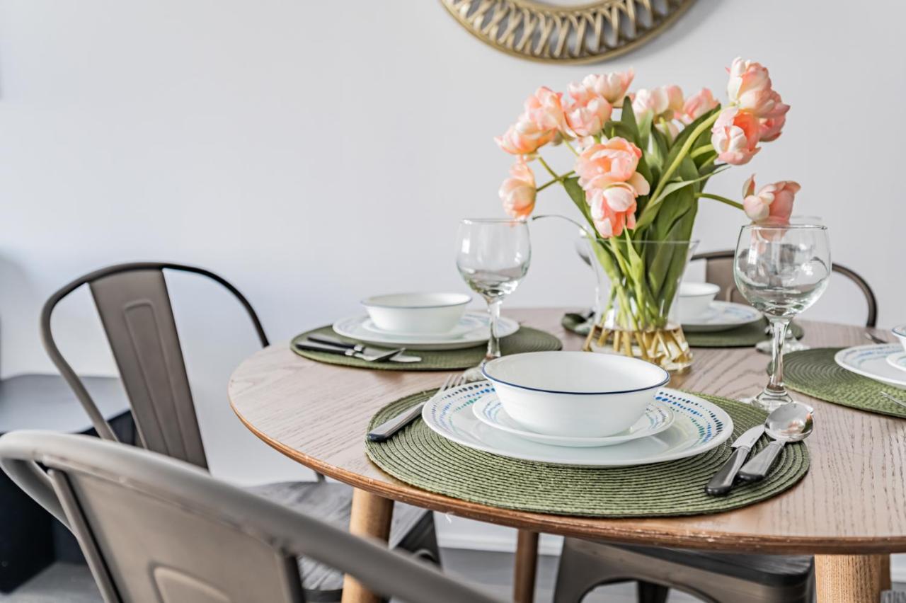 Condo In Parklawn & Lake Shore With Free Parking Close To Airport 토론토 외부 사진