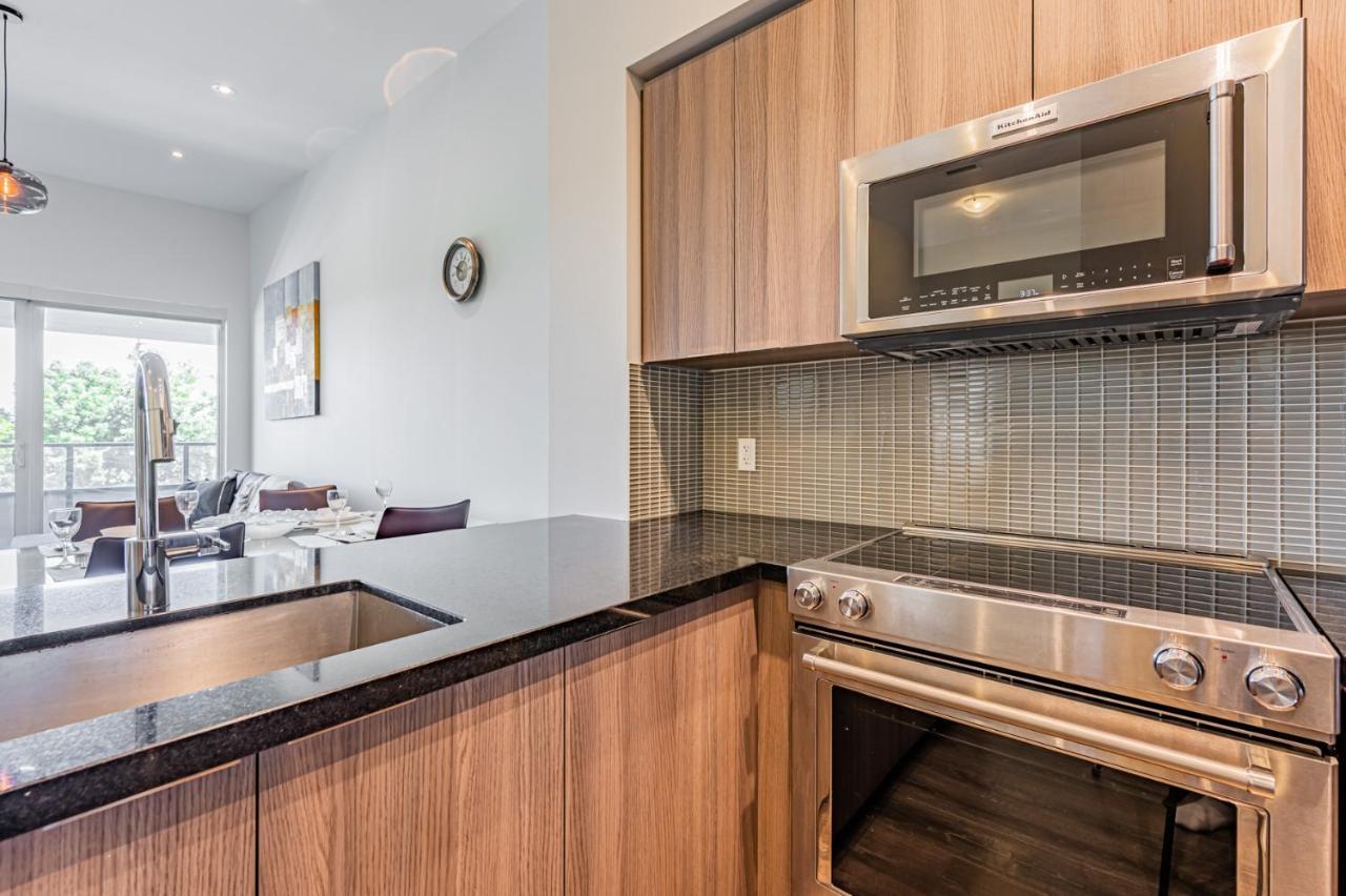 Condo In Parklawn & Lake Shore With Free Parking Close To Airport 토론토 외부 사진