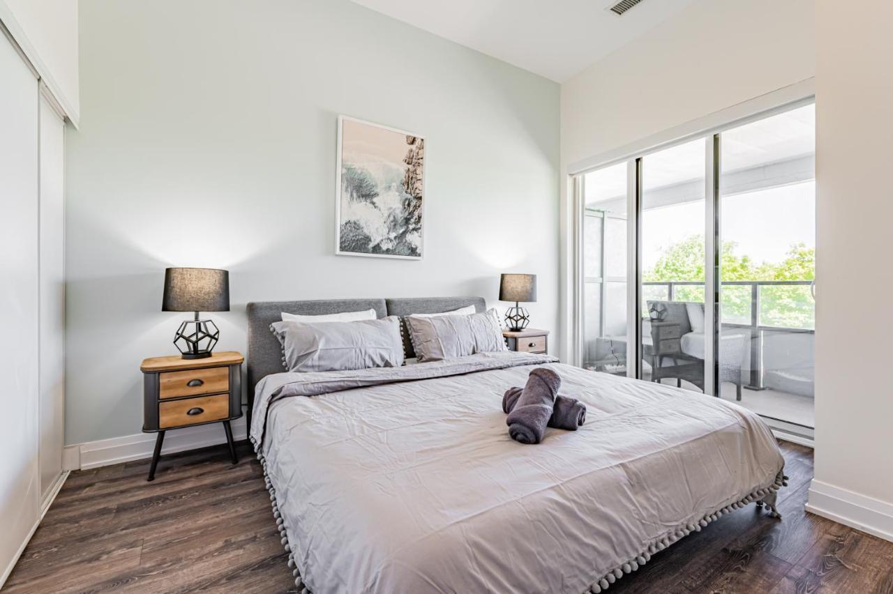 Condo In Parklawn & Lake Shore With Free Parking Close To Airport 토론토 외부 사진