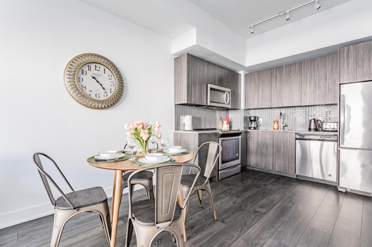 Condo In Parklawn & Lake Shore With Free Parking Close To Airport 토론토 외부 사진