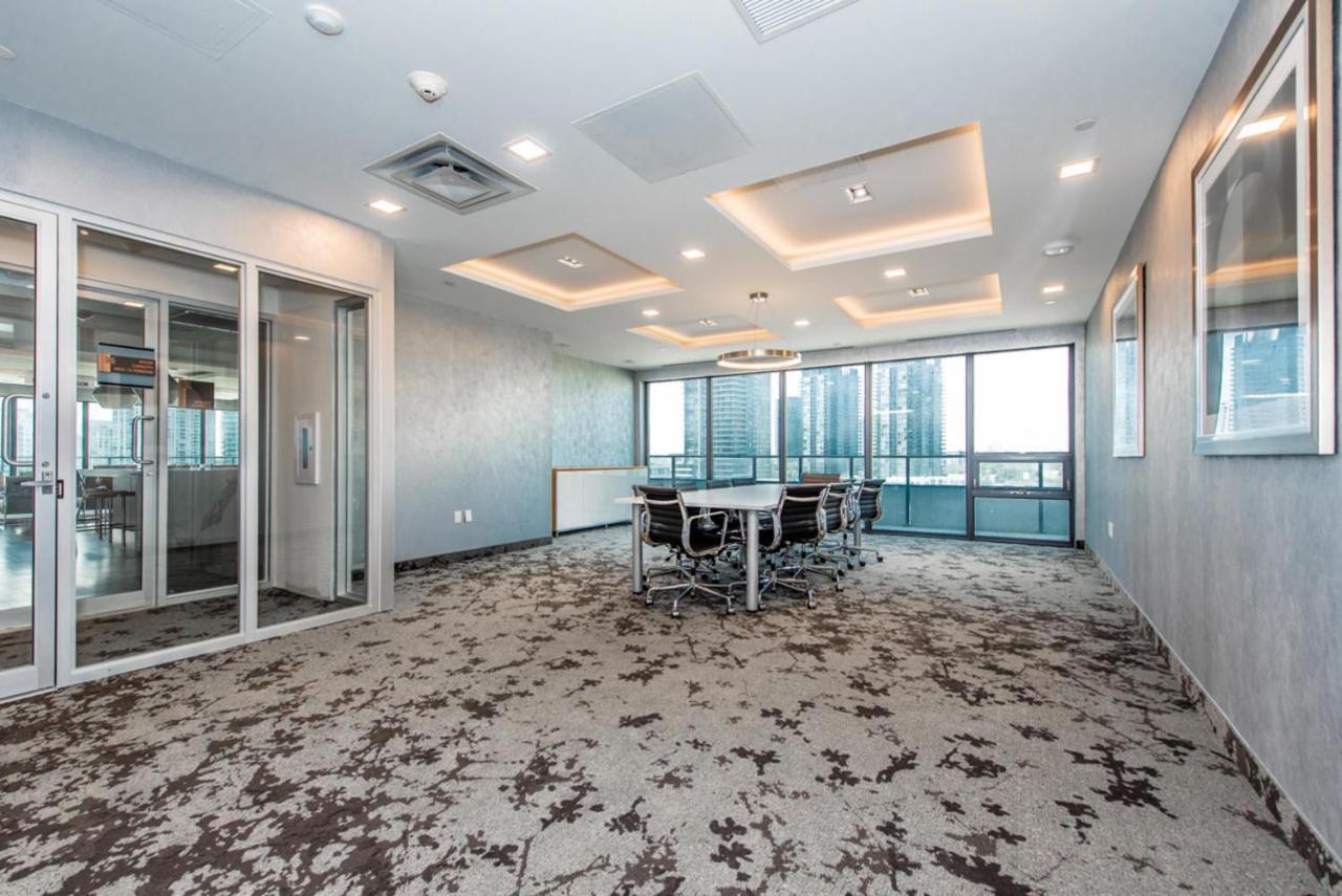 Condo In Parklawn & Lake Shore With Free Parking Close To Airport 토론토 외부 사진
