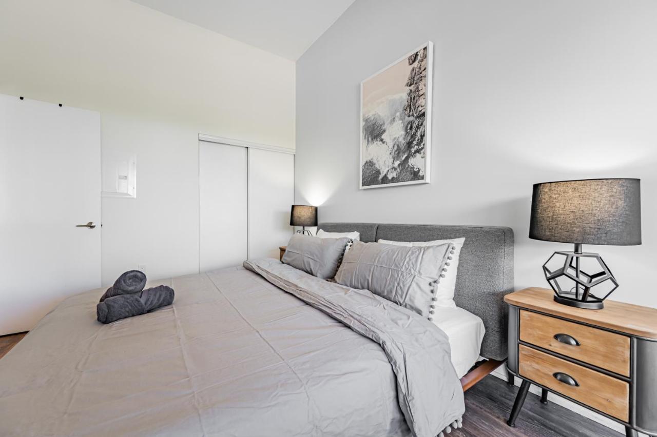 Condo In Parklawn & Lake Shore With Free Parking Close To Airport 토론토 외부 사진