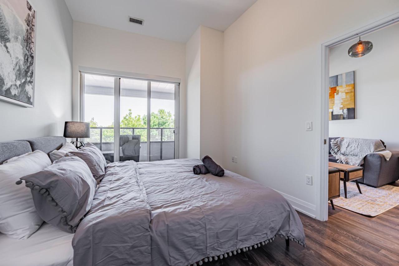 Condo In Parklawn & Lake Shore With Free Parking Close To Airport 토론토 외부 사진