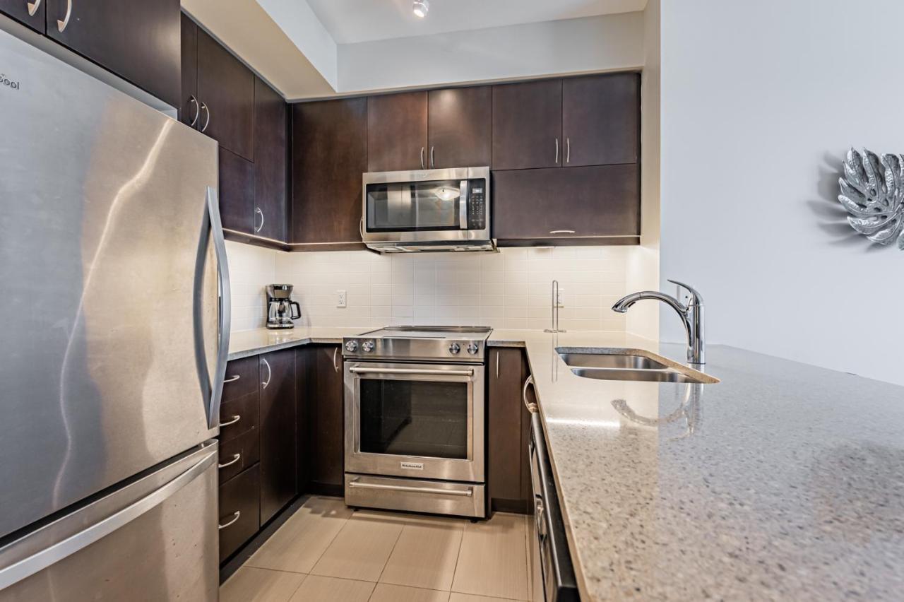 Condo In Parklawn & Lake Shore With Free Parking Close To Airport 토론토 외부 사진