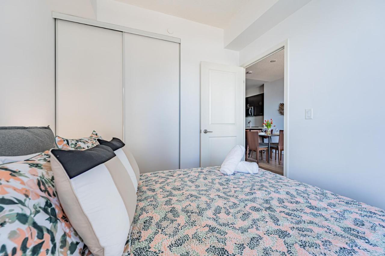 Condo In Parklawn & Lake Shore With Free Parking Close To Airport 토론토 외부 사진
